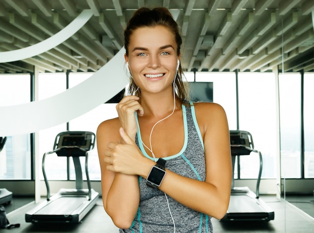 Deportiva mujer en el gimnasio