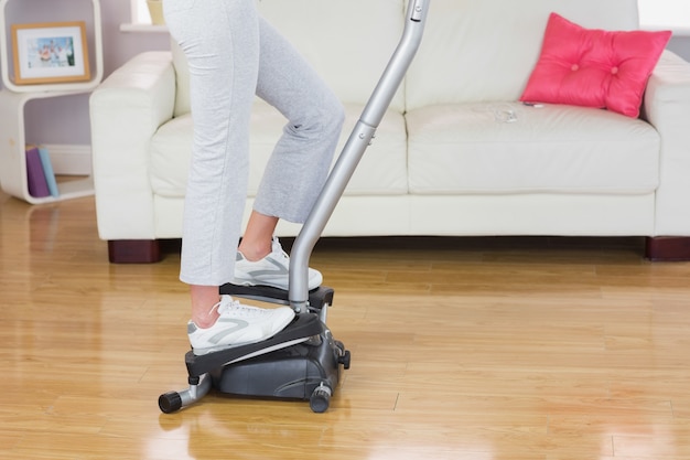 Deportiva mujer haciendo ejercicio en la máquina de paso