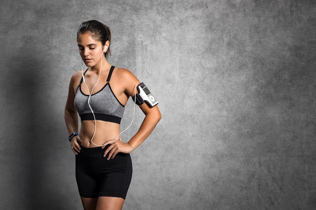 Deportiva mujer lista para hacer ejercicio