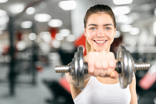 Deportiva mujer con mancuerna