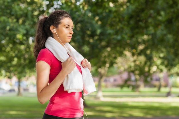 Deportiva mujer morena teniendo un descanso