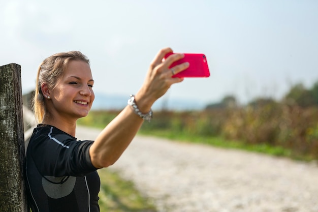 Deportiva mujer tomando selfie