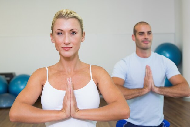 Deportiva pareja con manos Unidas en el gimnasio