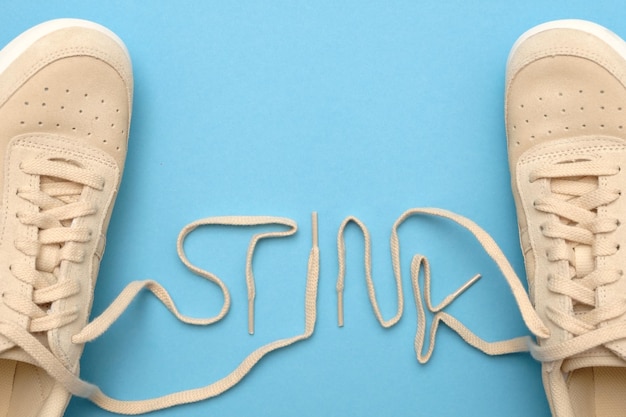 Foto deportivas de mujer con cordones en texto apestoso