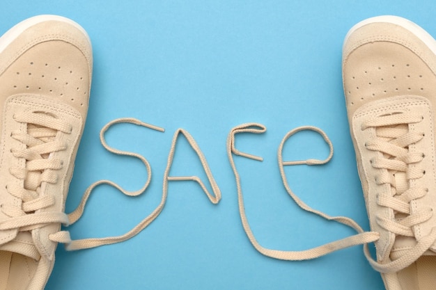 Foto deportivas de mujer con cordones en texto seguro