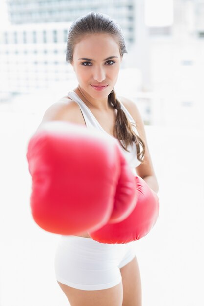 Deportivo boxeo morena con guantes rojos