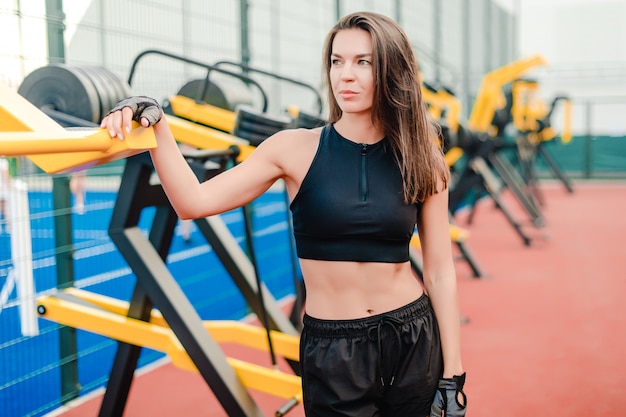 Deportivo fit mujer entrenando y trabajando en el estadio en la mañana