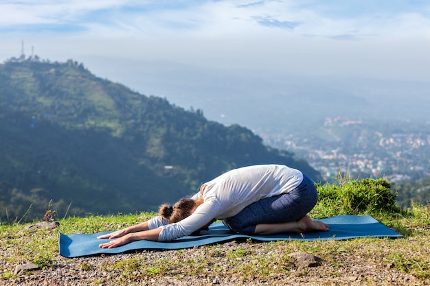 Deportivo fit mujer practica yoga asanas Balasana