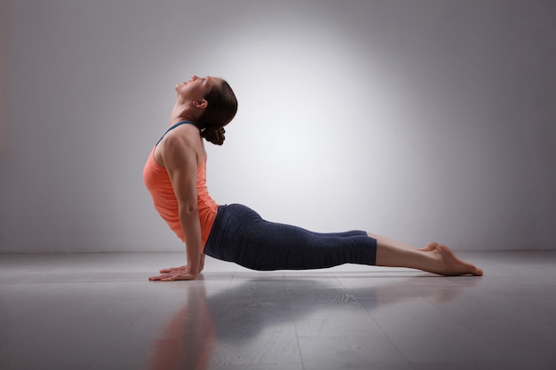 Foto deportivo fit yogini mujer practica yoga asana urdhva mukha svanas