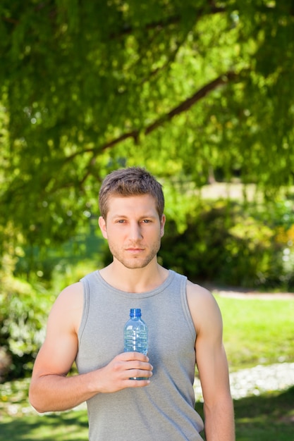 Deportivo hombre guapo en el parque