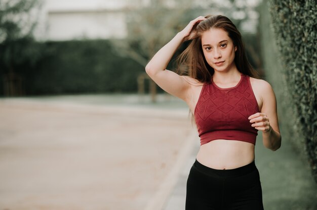 Deportivo joven atractivo saludable mujer vistiendo ropa deportiva al aire libre