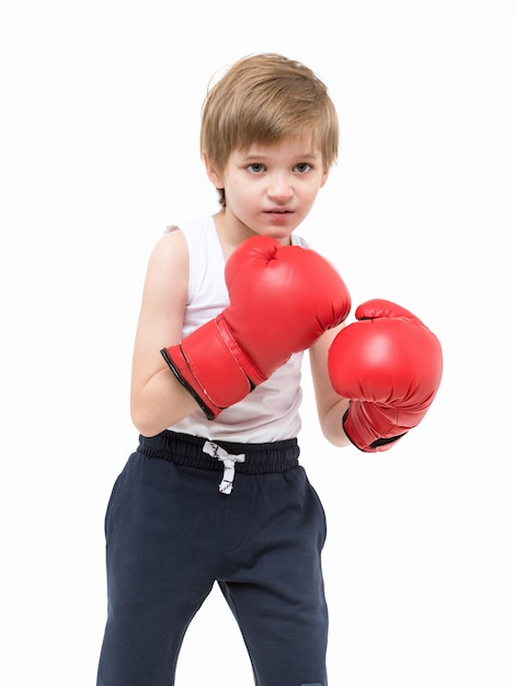 Deportivo niño fuerte boxeo en guantes rojos