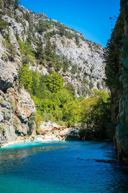 Depósito de agua Mountain Lake Emerald detrás de la presa Oymapinar Green Canyon en la región de Manavgat Turquía