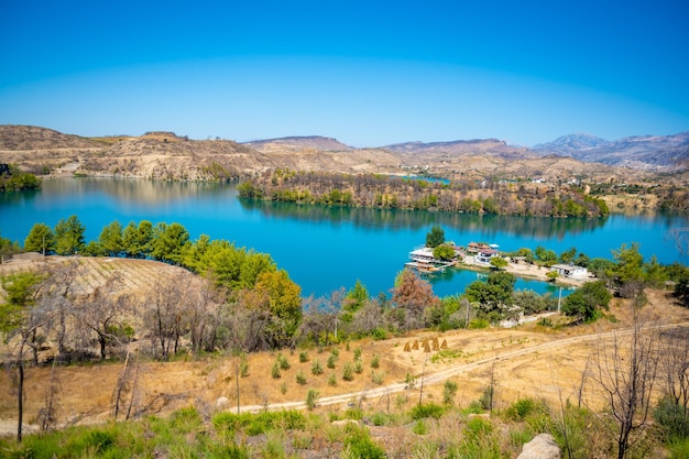 Depósito de agua Mountain Lake Emerald detrás de la presa Oymapinar Green Canyon en la región de Manavgat Turquía