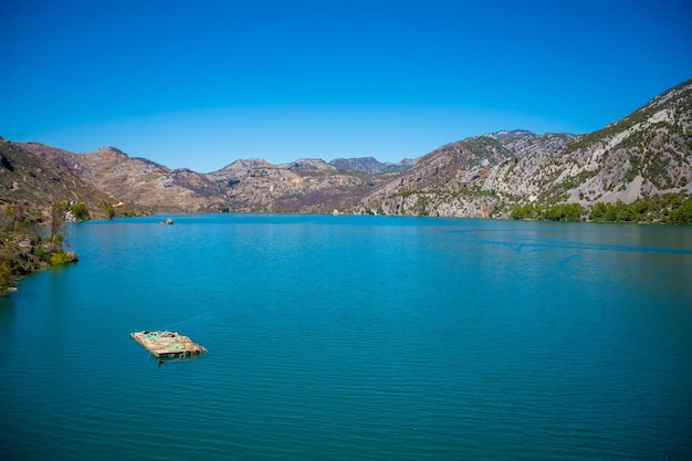 Depósito de agua Mountain Lake Emerald detrás de la presa Oymapinar Green Canyon en la región de Manavgat Turquía