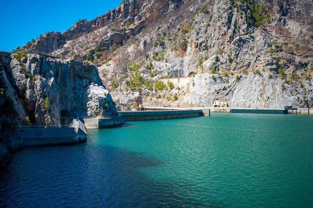 Depósito de agua Mountain Lake Emerald detrás de la presa Oymapinar Green Canyon en la región de Manavgat Turquía