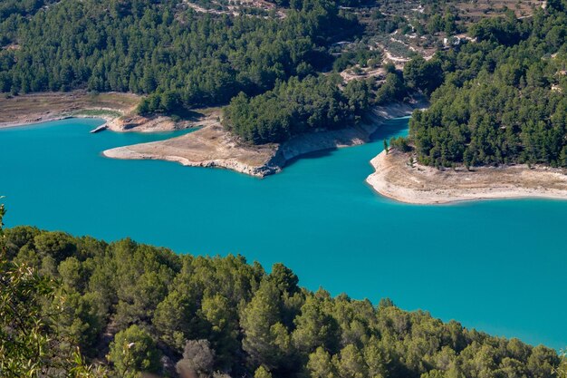 Depósito de agua turquesa en un pueblo de Valencia