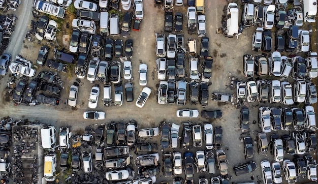 Depósito de chatarra con autos rotos desechados