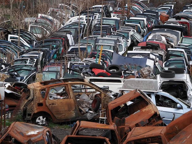 Foto el depósito de chatarra es un campo de viejos coches oxidados.