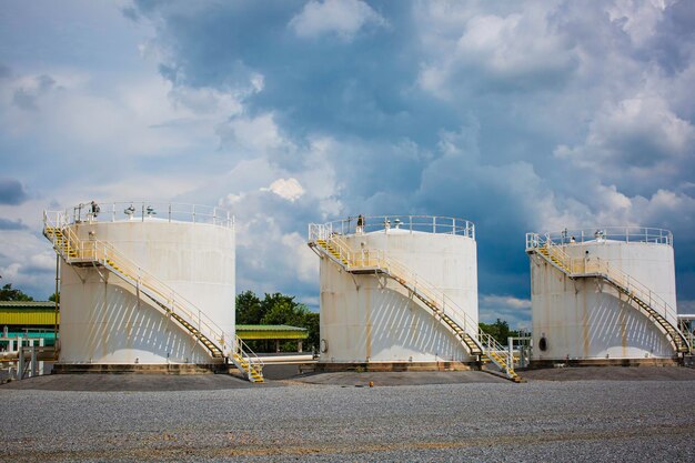 Depósito de combustible de pie pequeños tanques de aceite industrial en una refinería