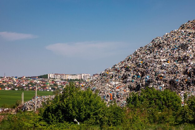 Foto depósito de lixo fora da cidade ao ar livre