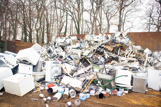 Depósito de lixo sucata de metal e eletrodomésticos descarte reciclagem de coisas velhas