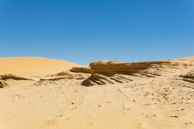 Depósitos en capas del paisaje del desierto en el desierto arenoso