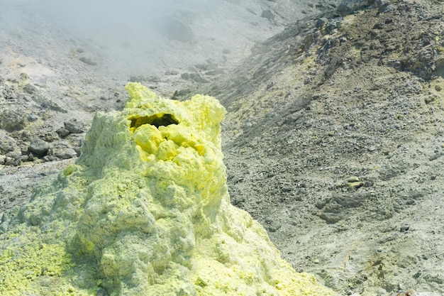 Depósitos de enxofre em torno de um solfatara em um campo de fumarola na encosta de um vulcão