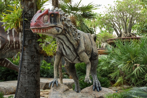 Foto el depredador estatua de dinosaurios carnívoros