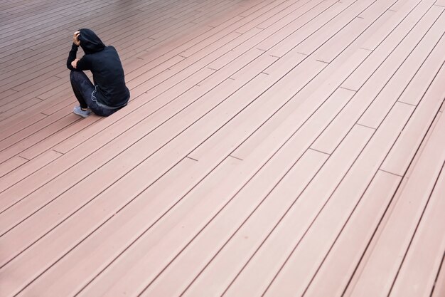 Depresiva mujer sentada en las escaleras al aire libre