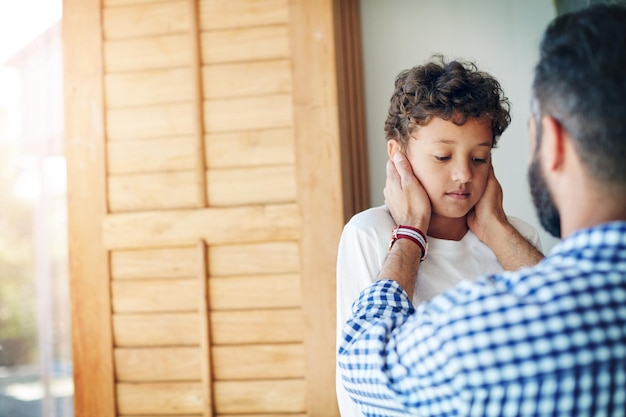 Depressão triste e cuidado de um pai e filho juntos para conforto, amor e apoio ou confiança Empatia deprimida e ansiedade ou problema de saúde mental de um menino com um homem para uma conversa na casa da família