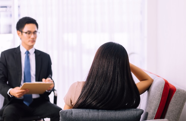 Depression asiatische Frau im Gespräch mit Mann PsychologenWelttag der psychischen Gesundheit