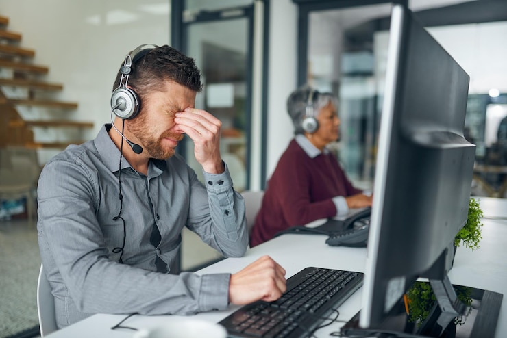 Foto depressionen im callcenter oder geschäftsmann mit kopfschmerzen im büro, überwältigt von angst, scheitern oder crm-fehler, angst, schwindel oder berater, frustriert durch telekom-arbeitsbelastung, stress, druck oder faq-krise