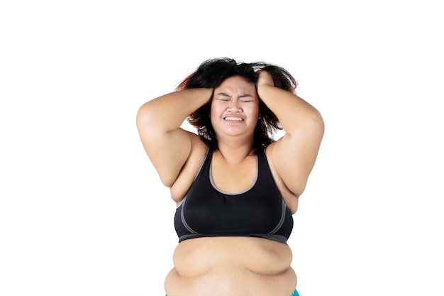 Foto depressive fette frau in sportbekleidung im studio