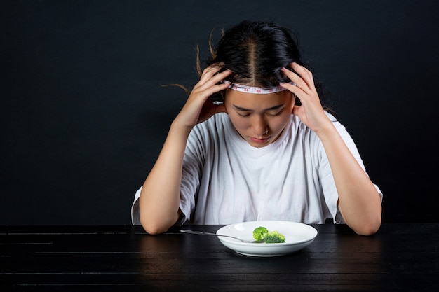 Depressive Frau hungrig von Diät