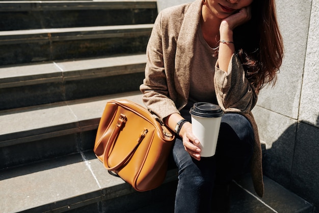 Depressive Frau sitzt auf Stufen