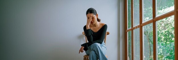 Depressive junge asiatische Frau mit psychischen Problemen braucht extreme Behandlung