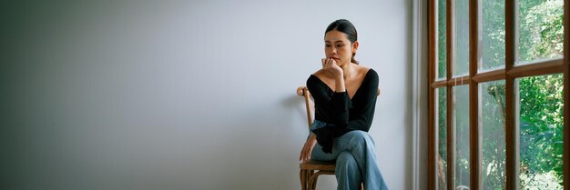 Depressive junge asiatische Frau mit psychischen Problemen braucht extreme Behandlung