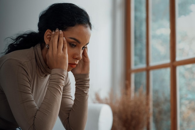 Depressive junge schwarze Frau mit psychischen Problemen im Kopf braucht eine dringende Behandlung wegen Überdenken, Müdigkeit, störenden Gedanken, dissozialer Angst und anderen psychischen Störungen