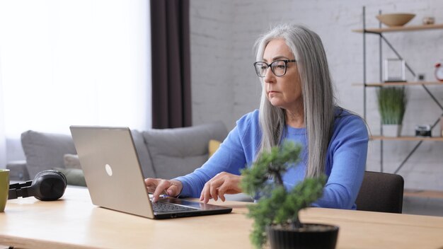 Depressive reife Frau erhielt schlechte Online-Nachrichten. Burnout-Syndrom, Überarbeitung, Depression.