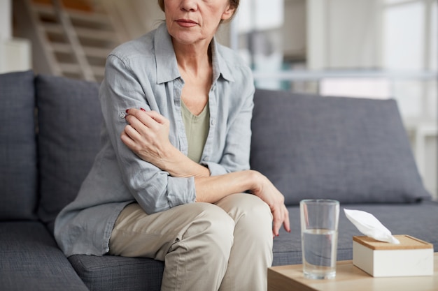 Depressive reife Frau im Therapeutenbüro