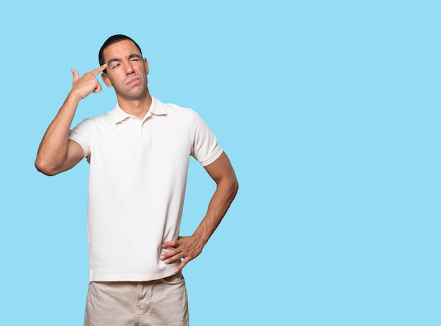 Depressiver junger Mann macht eine Selbstmordgeste