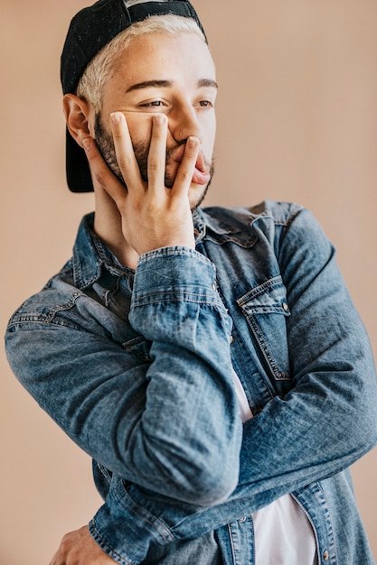 Depressiver Mann in Jeansjacke