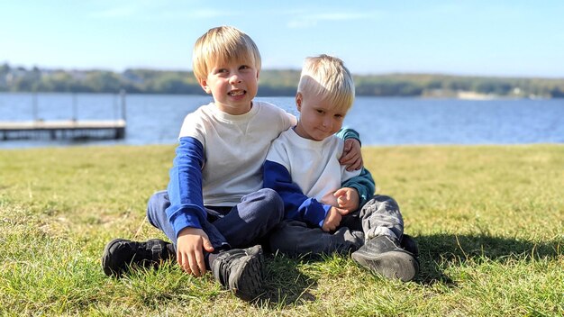 Foto der ältere bruder umarmt den jüngeren