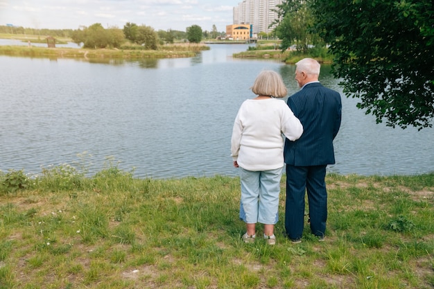 Der ältere Mann und die ältere Frau stehen mit dem Rücken