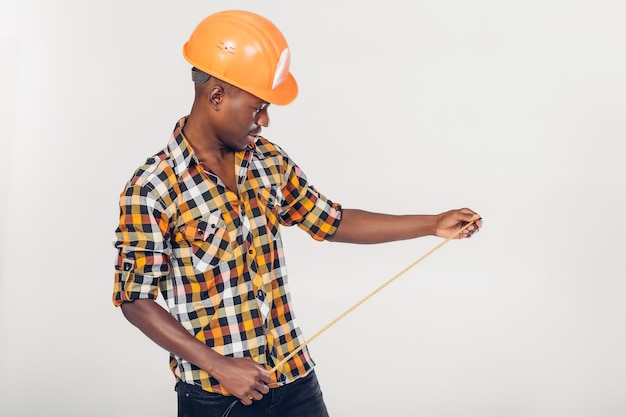 Der afroamerikanische Arbeiterbauer verwendet ein Maßband
