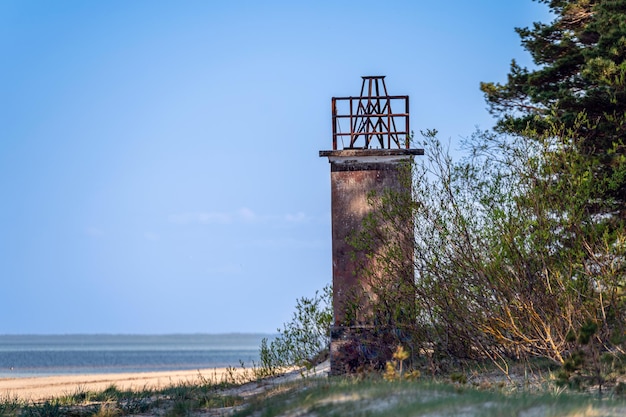 Der alte Fischerleuchtturm am Strand von Ragaciema wurde 1875 erbaut und im Krieg in Lettland zerstört