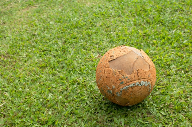 Der alte Fußball auf Fußballplatz.