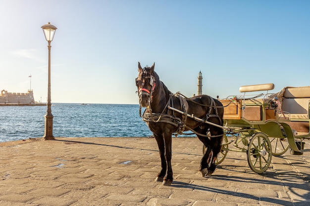 Der alte Hafen von Chania mit Pferdekutsche und Leuchtturm auf der Insel Kreta, Griechenland.