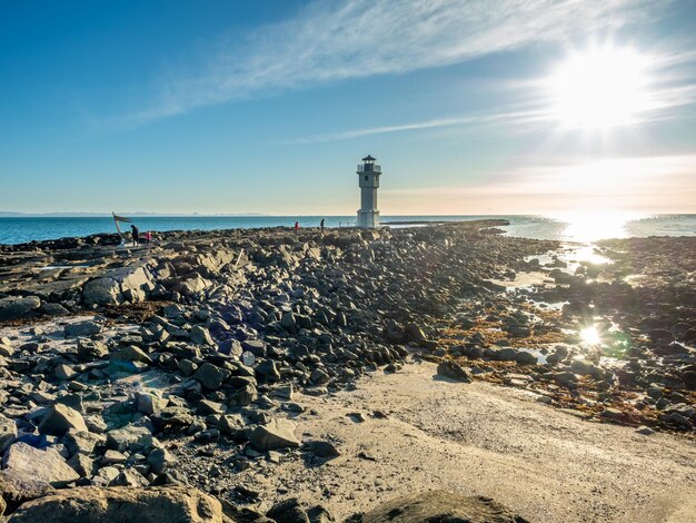 Der alte inaktive Leuchtturm von Arkranes am Ende der Halbinsel wurde seit 1918 unter blauem Himmel Island gebaut